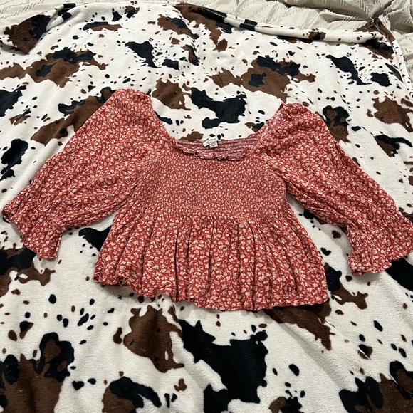 American Eagle Outfitters Tops - AMERICAN EAGLE AE women’s floral blouse - off the shoulder or on